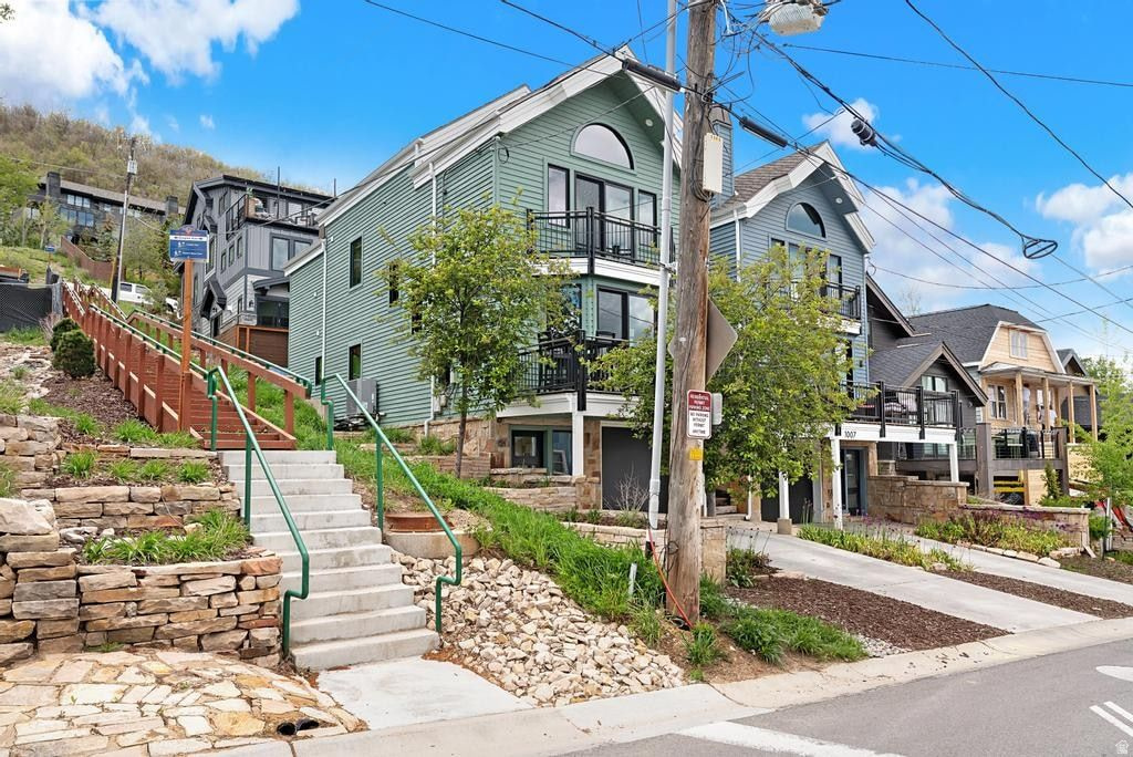 1003 EMPIRE AVE