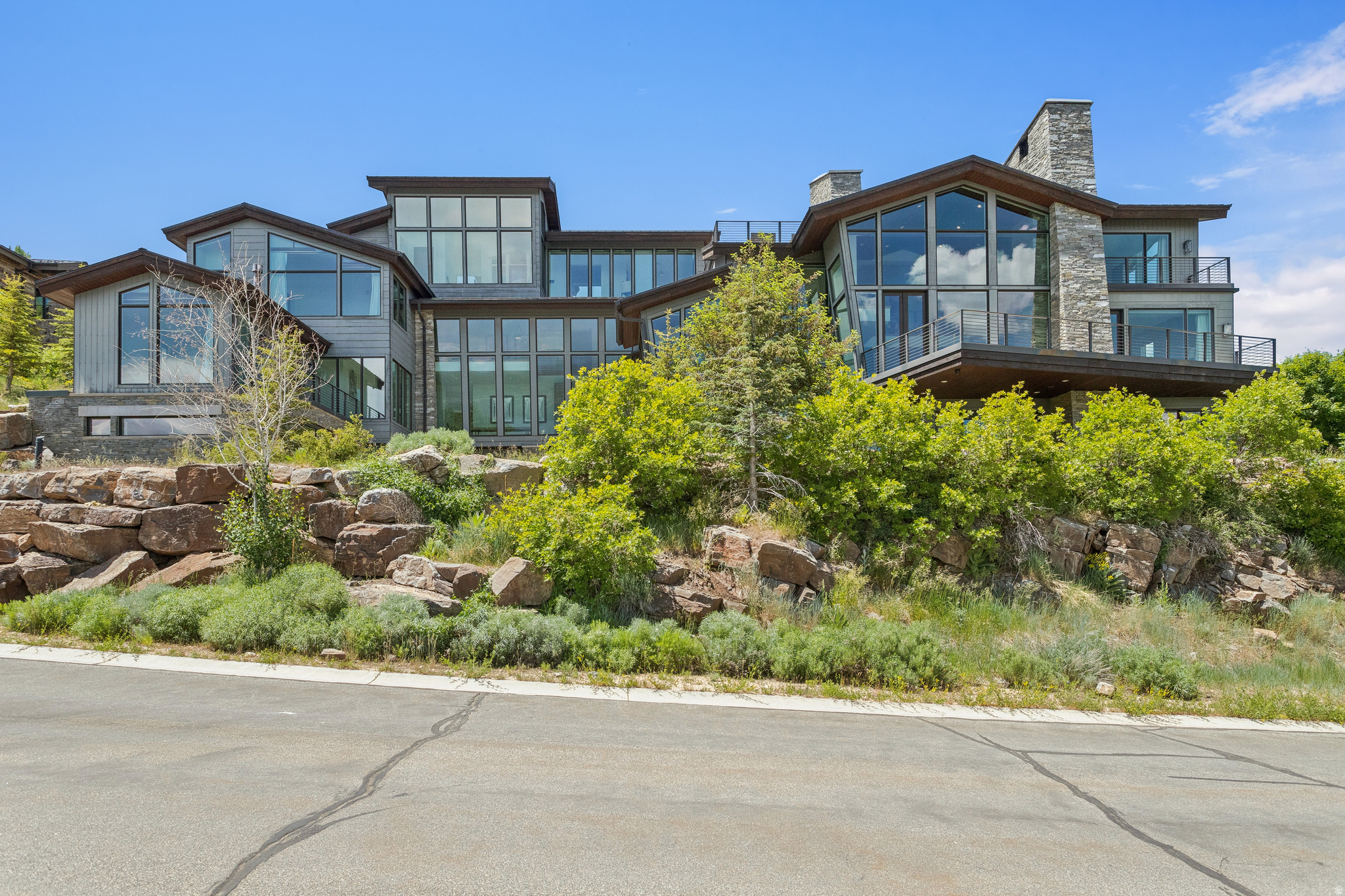 2908 W DEER POINTE DR