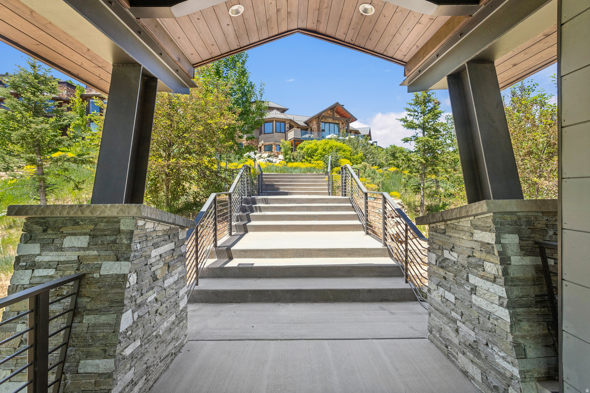 2908 W DEER POINTE DR