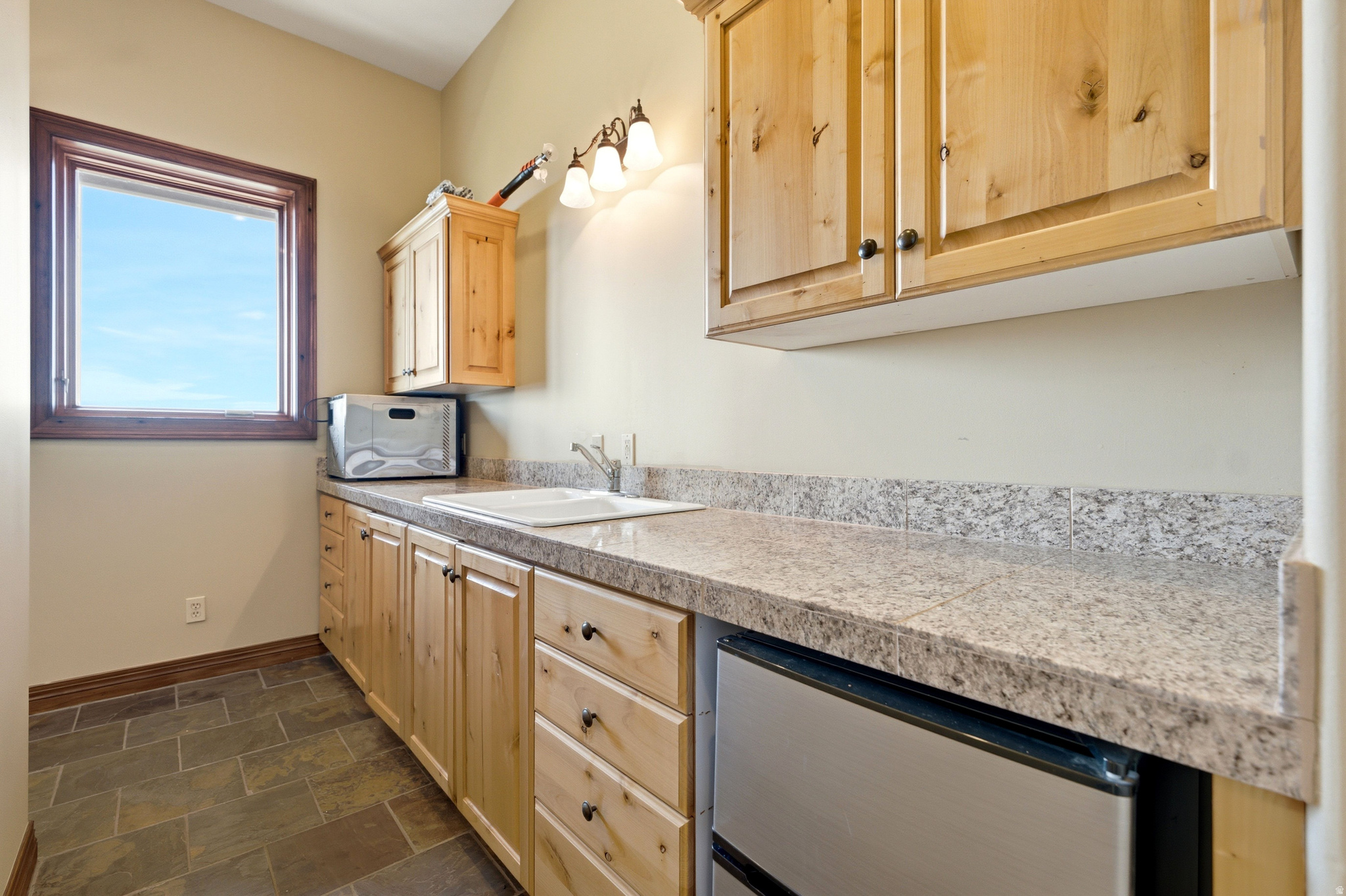 335 W BERN WAY