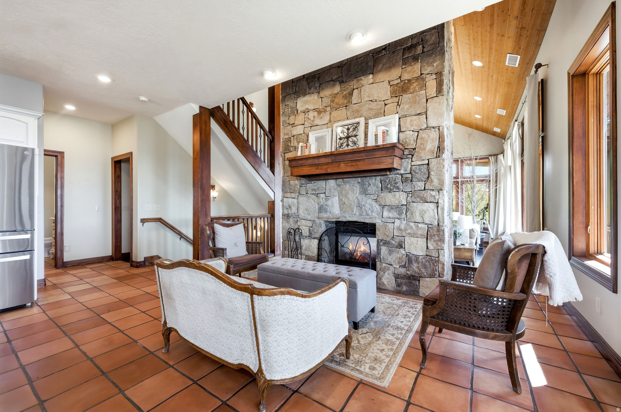 335 W BERN WAY