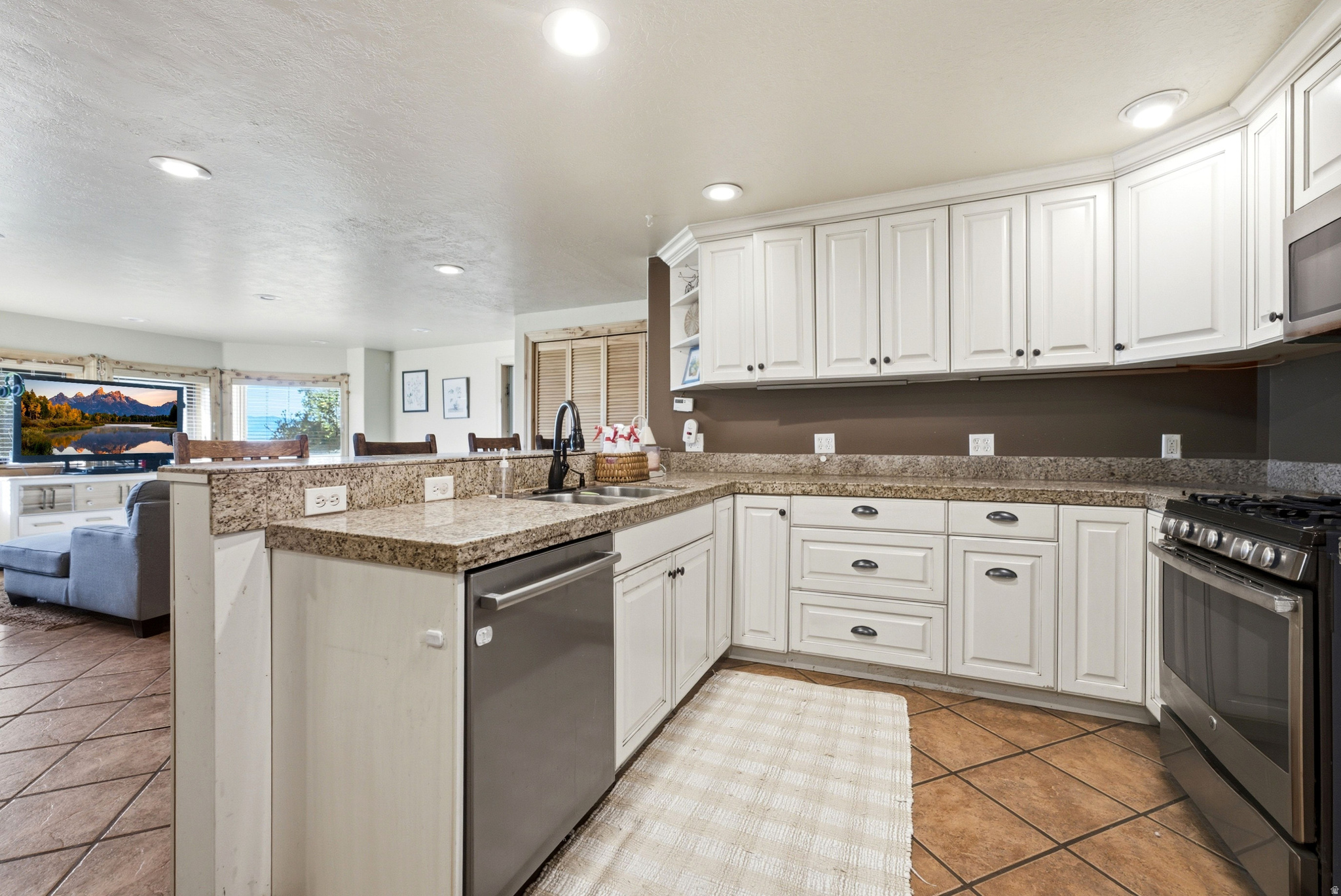 335 W BERN WAY