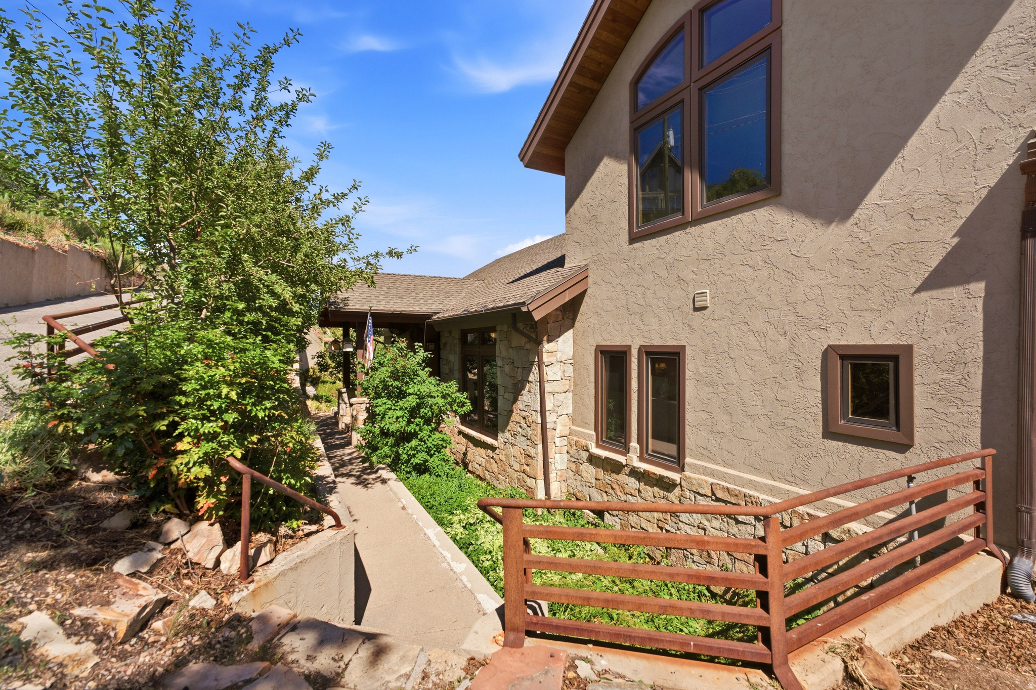335 W BERN WAY