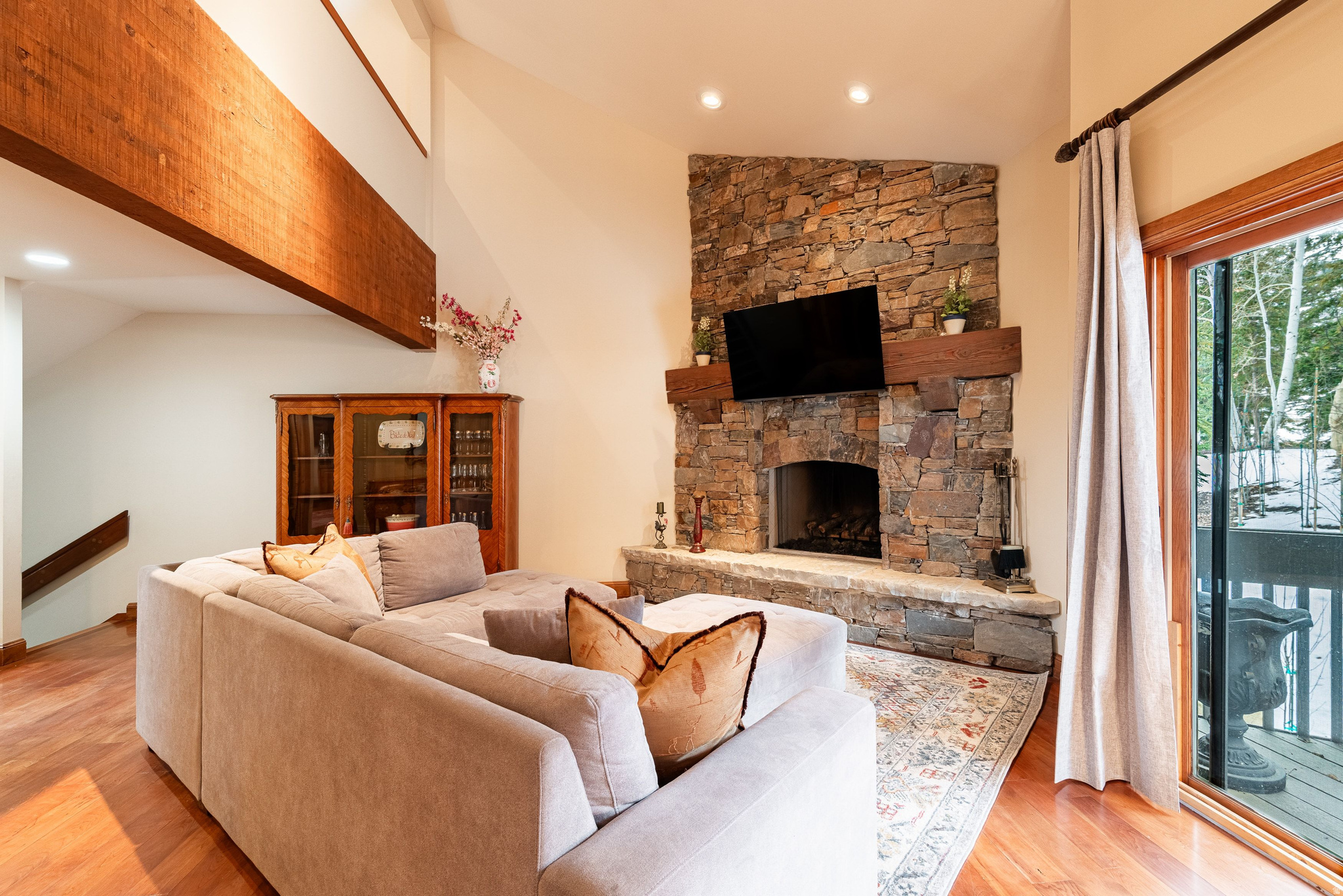 1525 LAKESIDE CIR