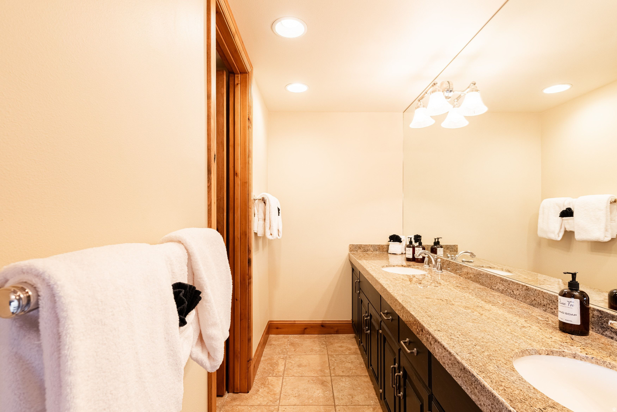 1525 LAKESIDE CIR