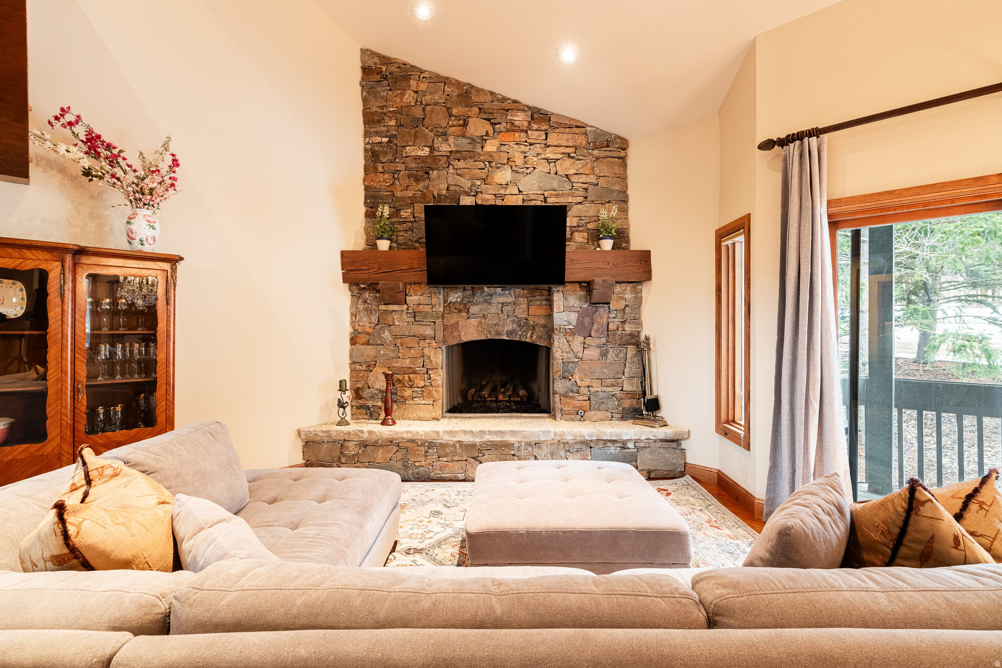 1525 LAKESIDE CIR
