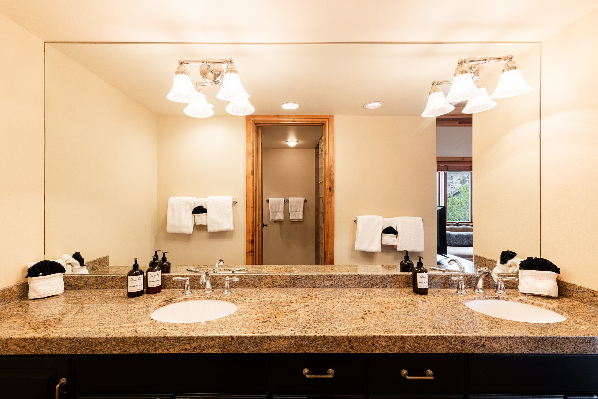 1525 LAKESIDE CIR