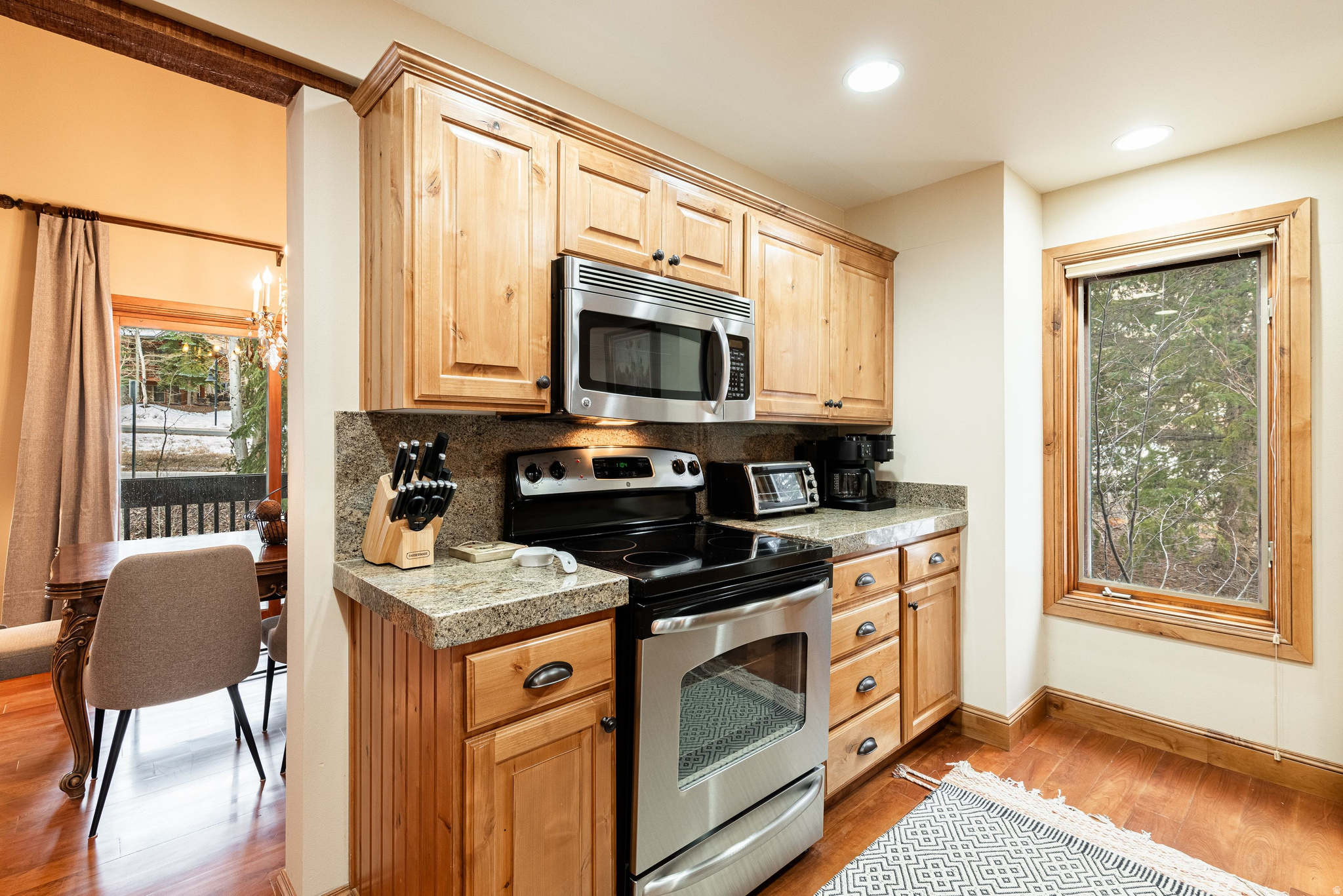 1525 LAKESIDE CIR