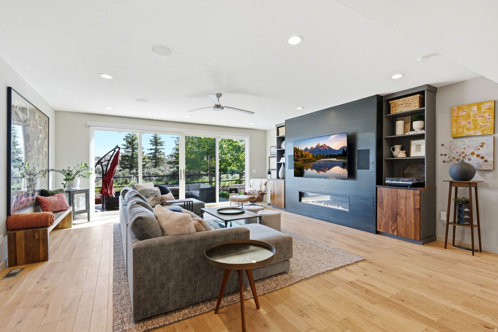 1073 FOXCREST DR