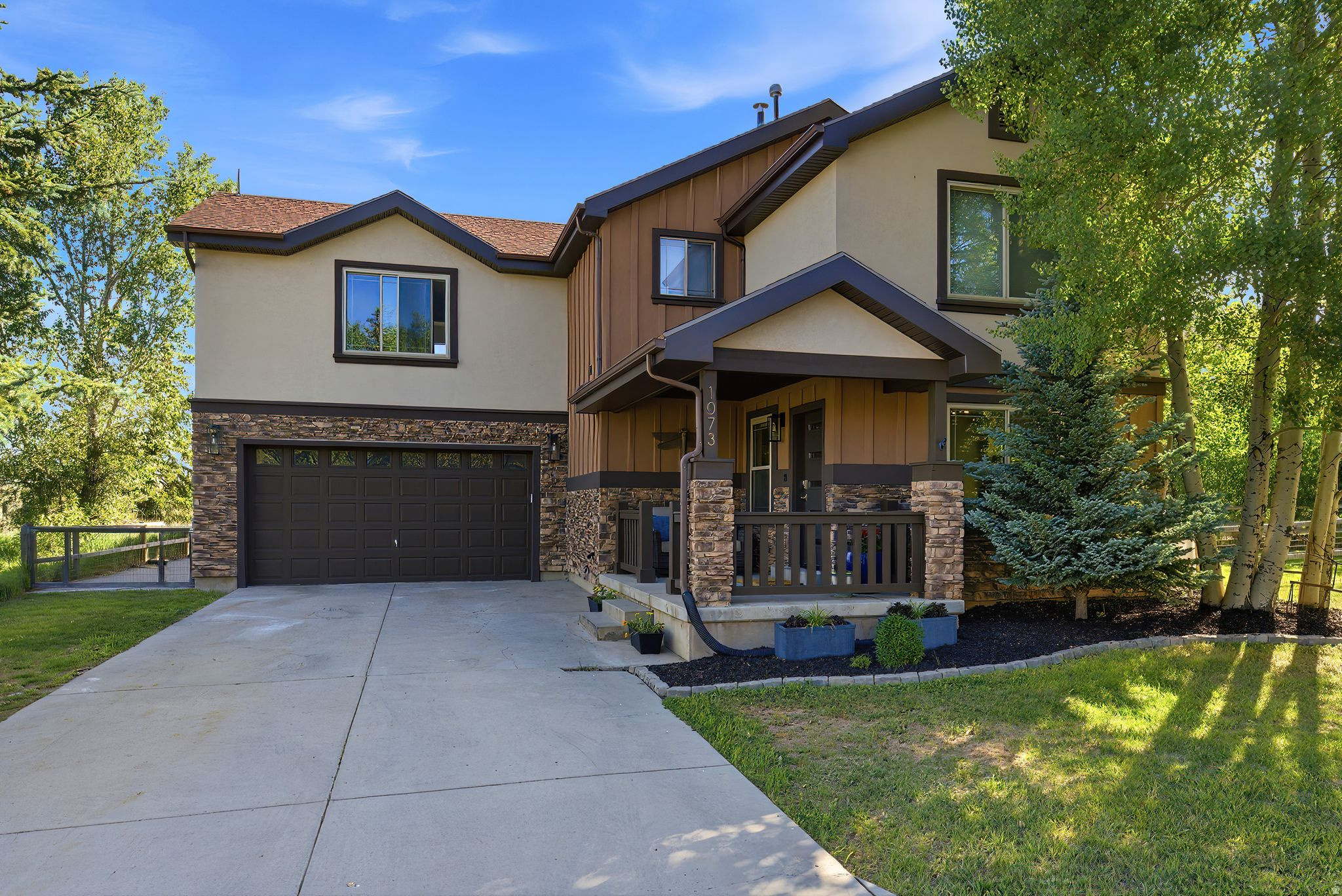 1073 FOXCREST DR