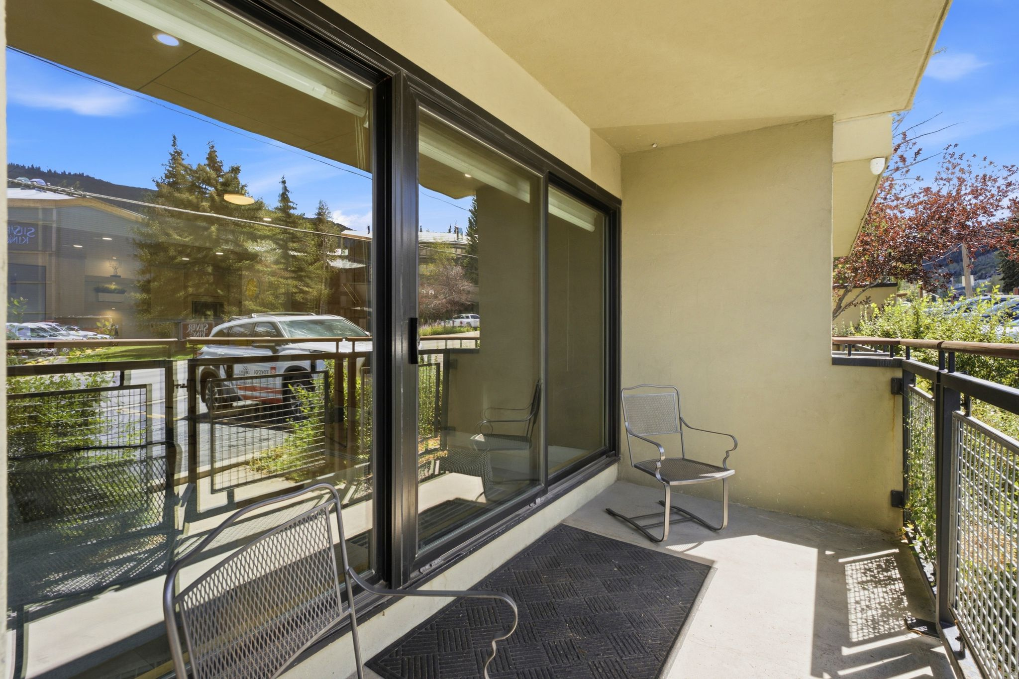 1482 EMPIRE AVE #200