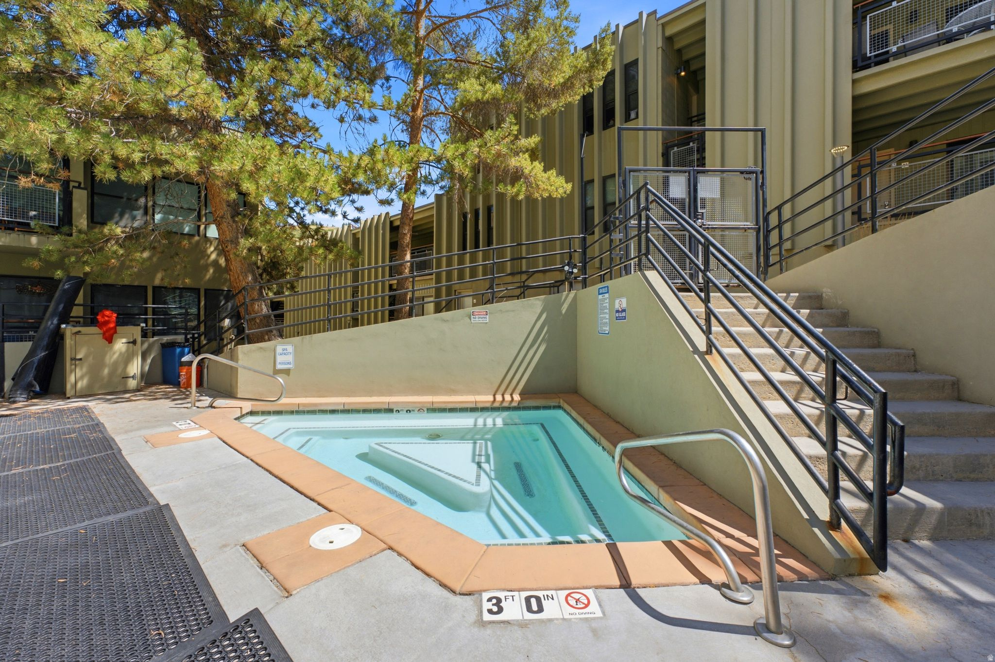 1482 EMPIRE AVE #200