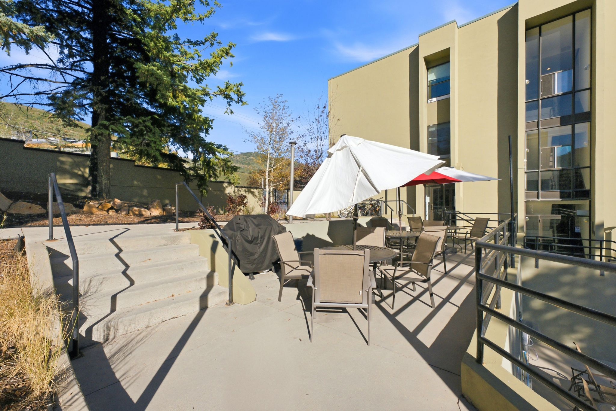 1482 EMPIRE AVE #200