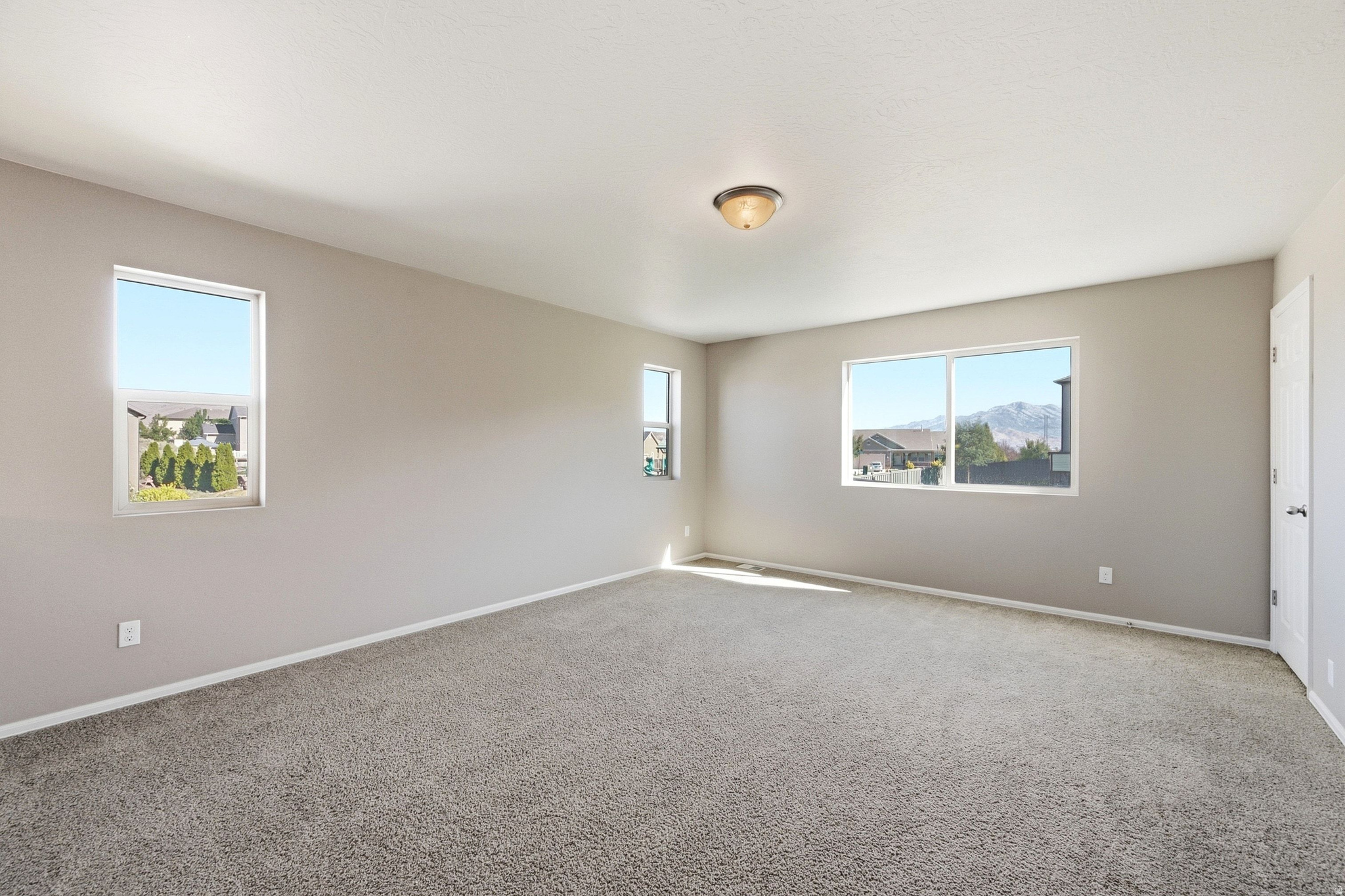 9022 N SUFFOLK LN