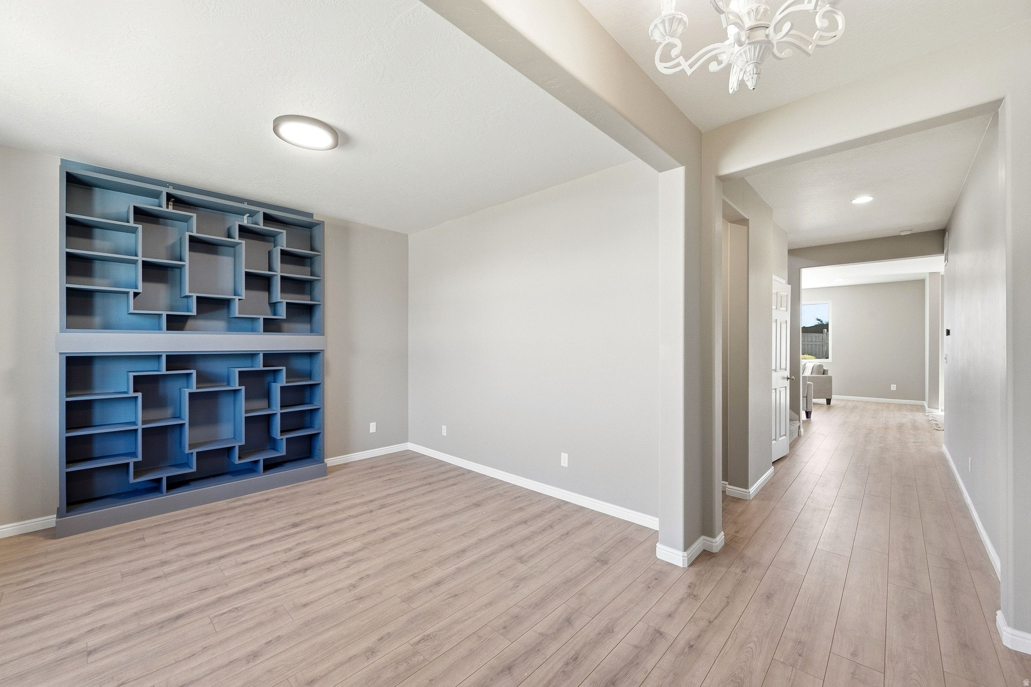 9022 N SUFFOLK LN