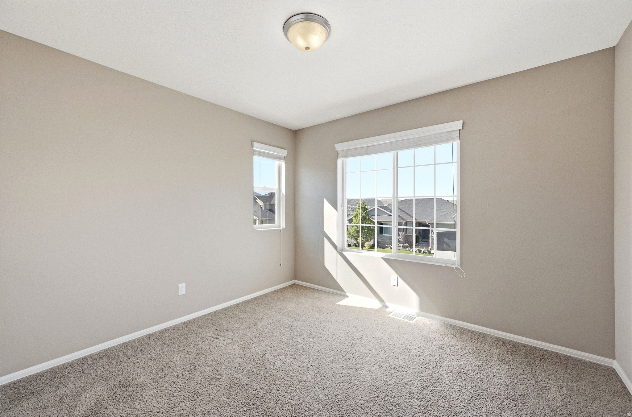 9022 N SUFFOLK LN