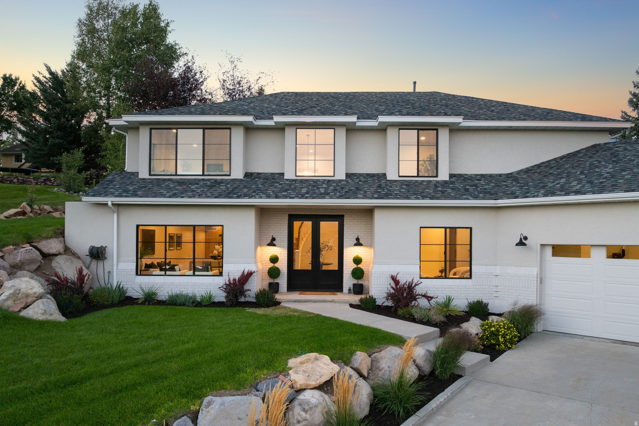 531 E VALLEY DR
