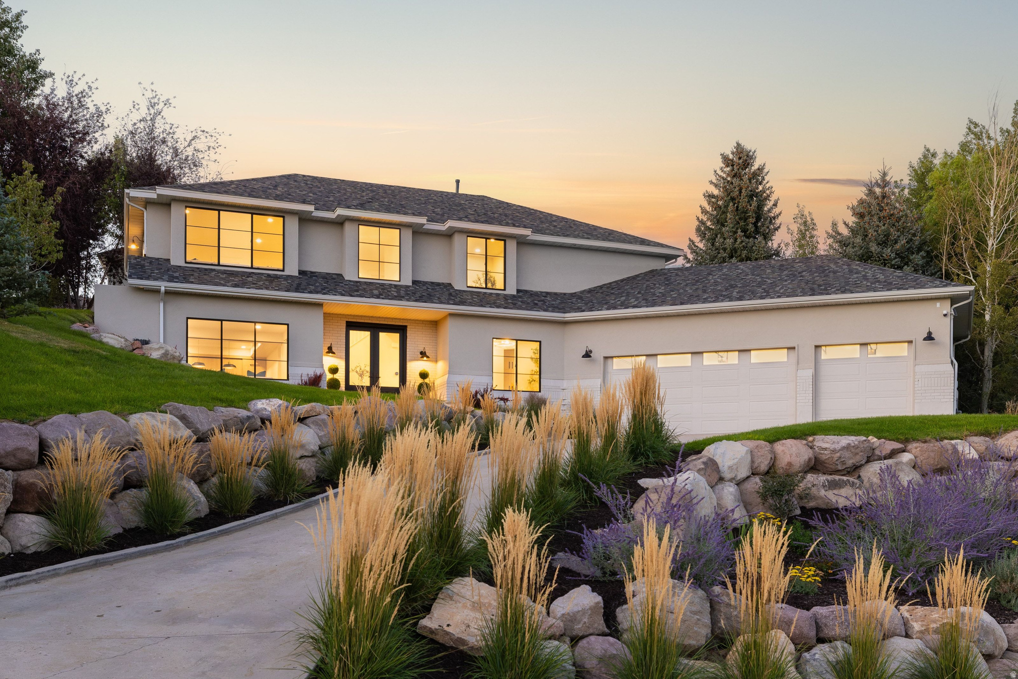 531 E VALLEY DR