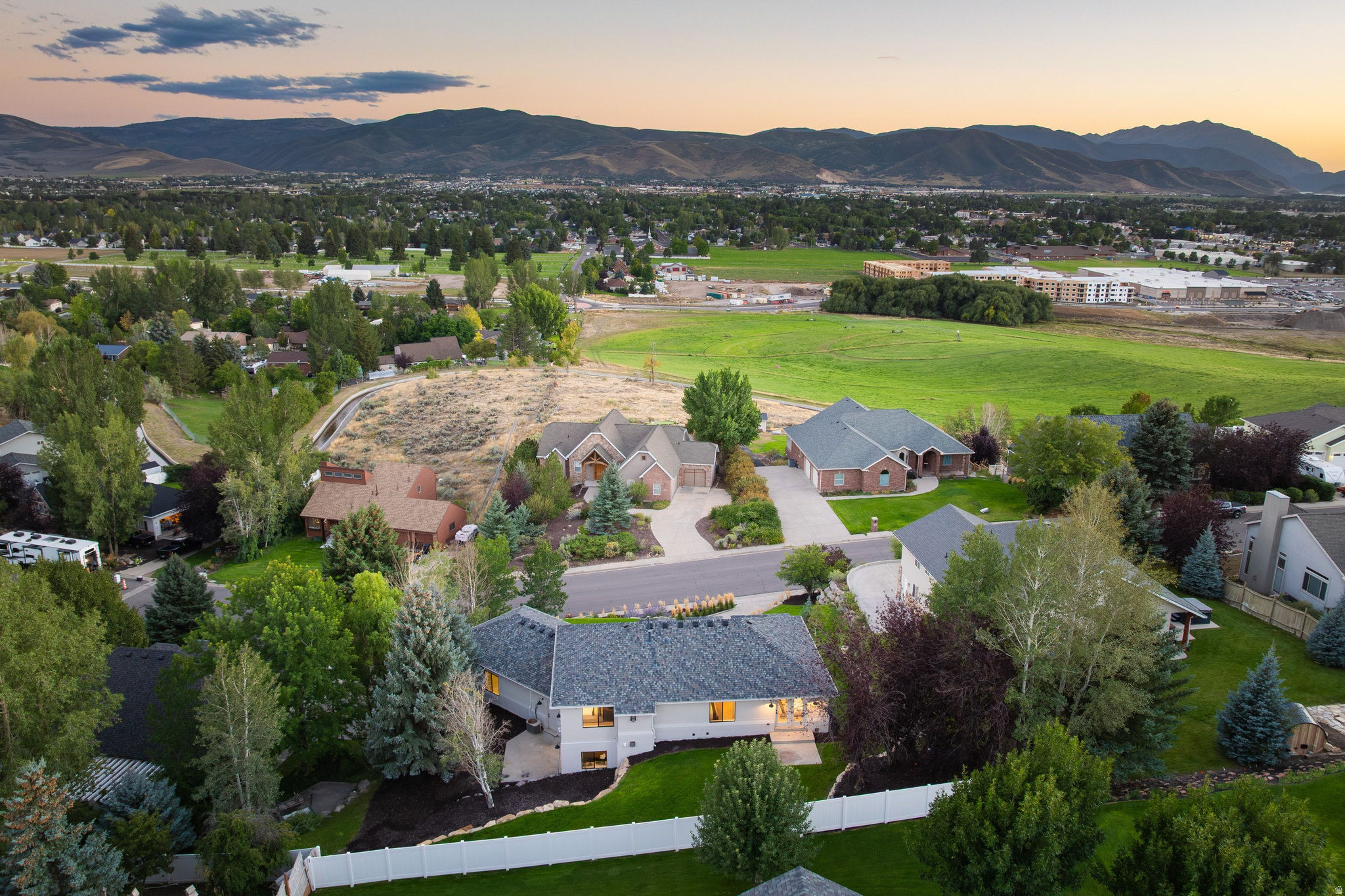 531 E VALLEY DR