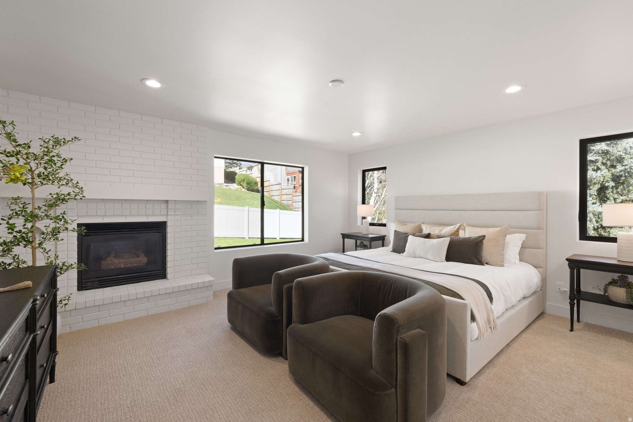 531 E VALLEY DR