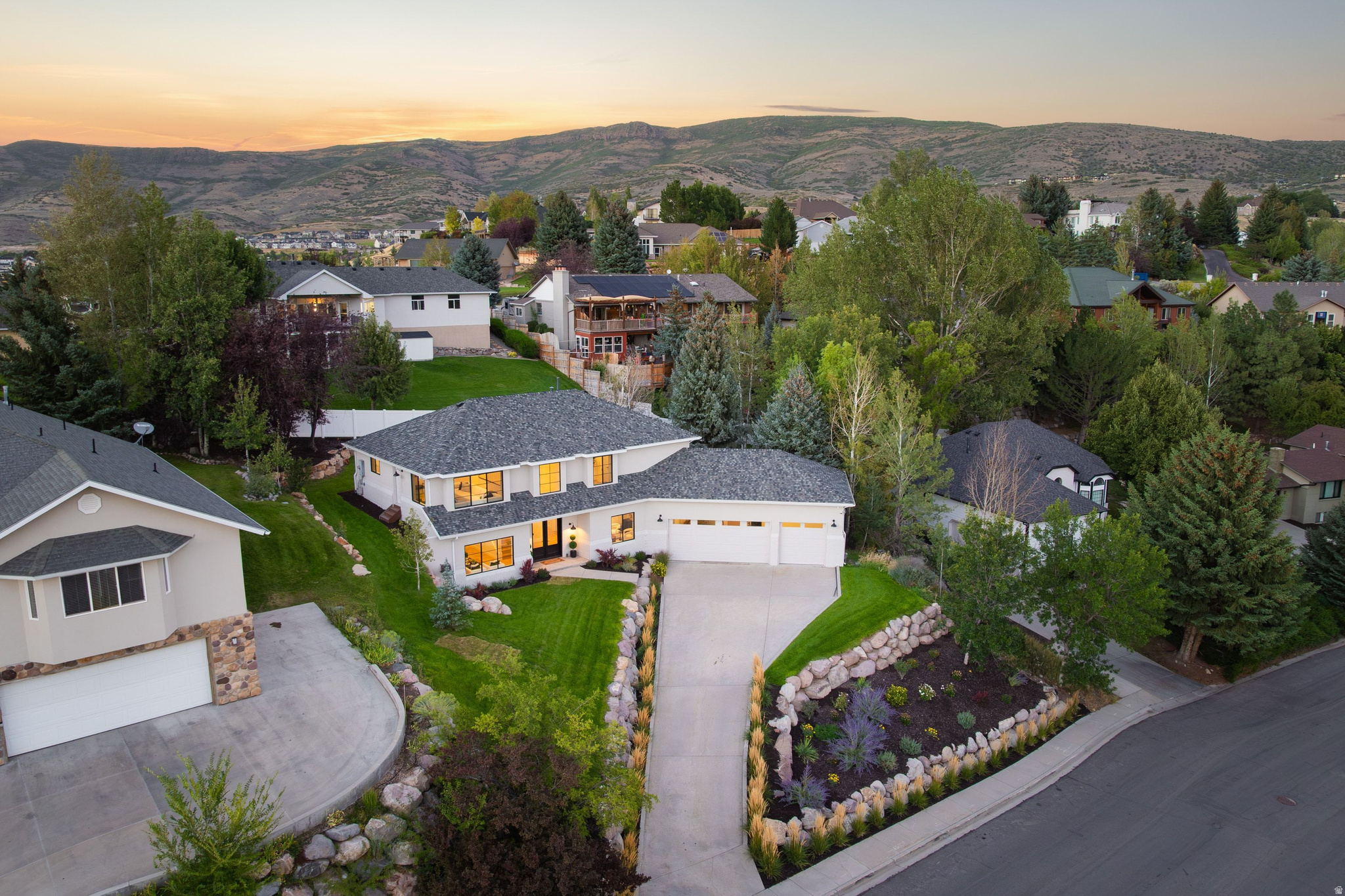 531 E VALLEY DR