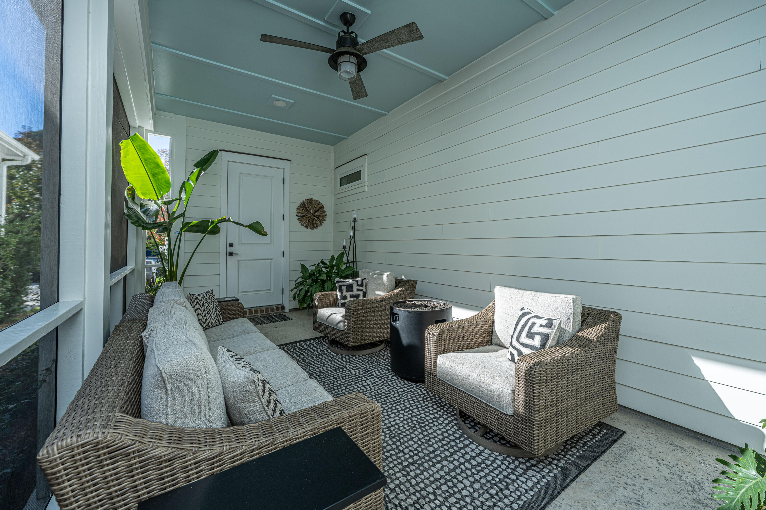 1054 Avenue Of Oaks