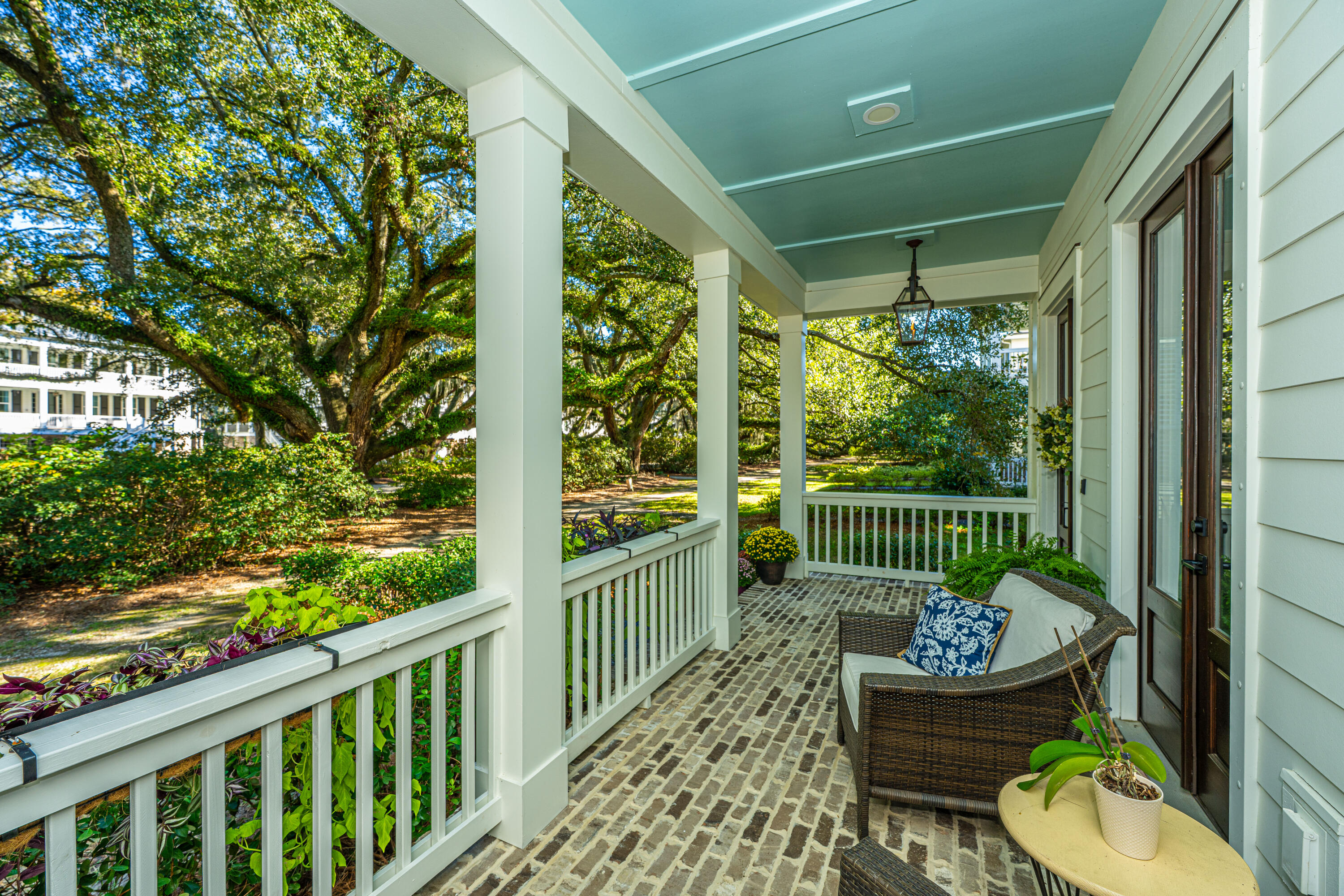 1054 Avenue Of Oaks