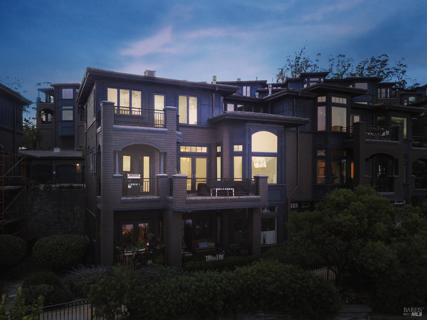 44 De Silva Island Drive