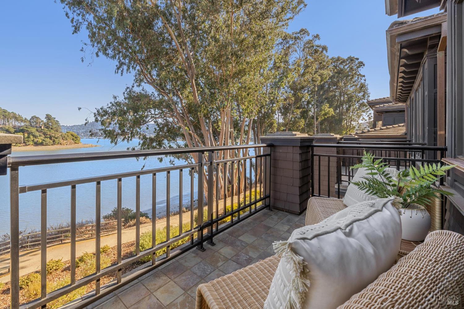 84 De Silva Island Drive