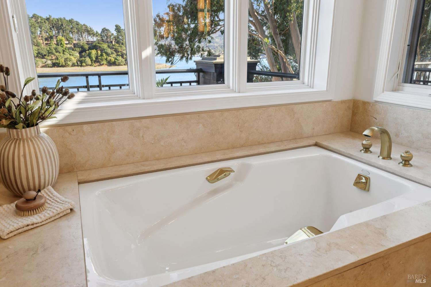 84 De Silva Island Drive