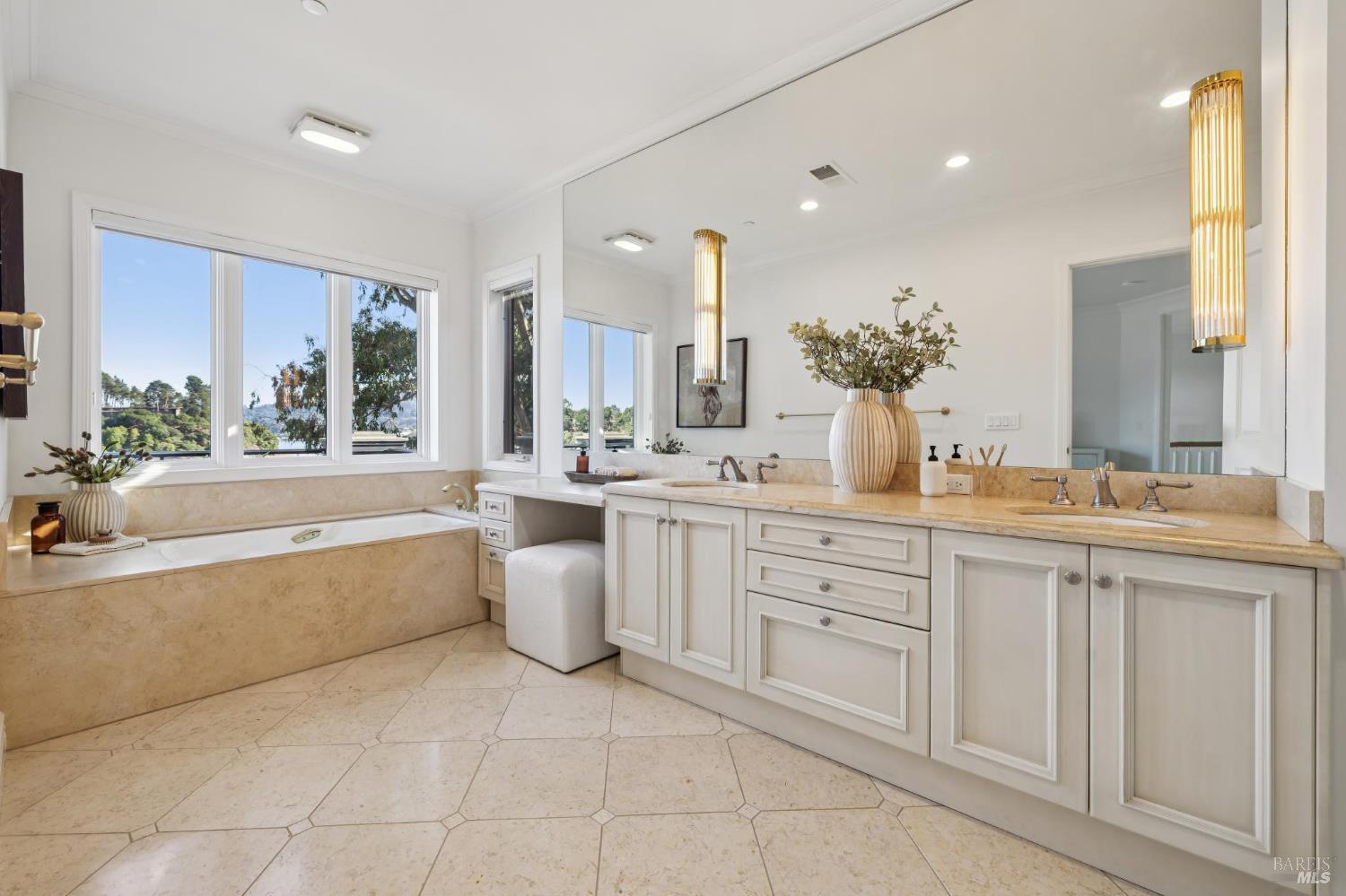 84 De Silva Island Drive