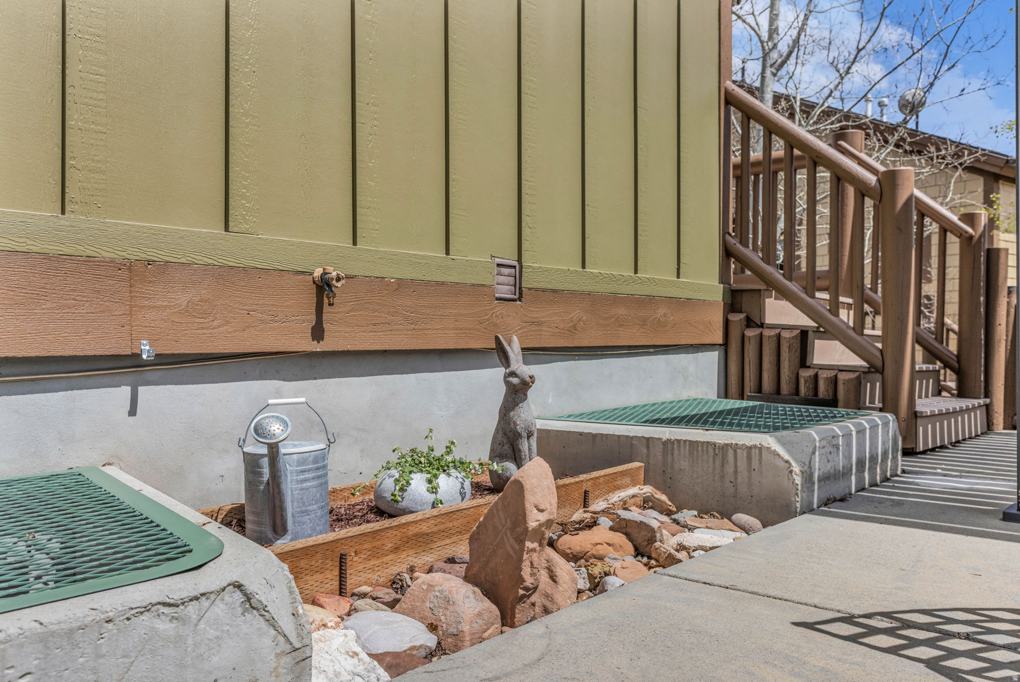 3137 W LOWER SADDLEBACK RD
