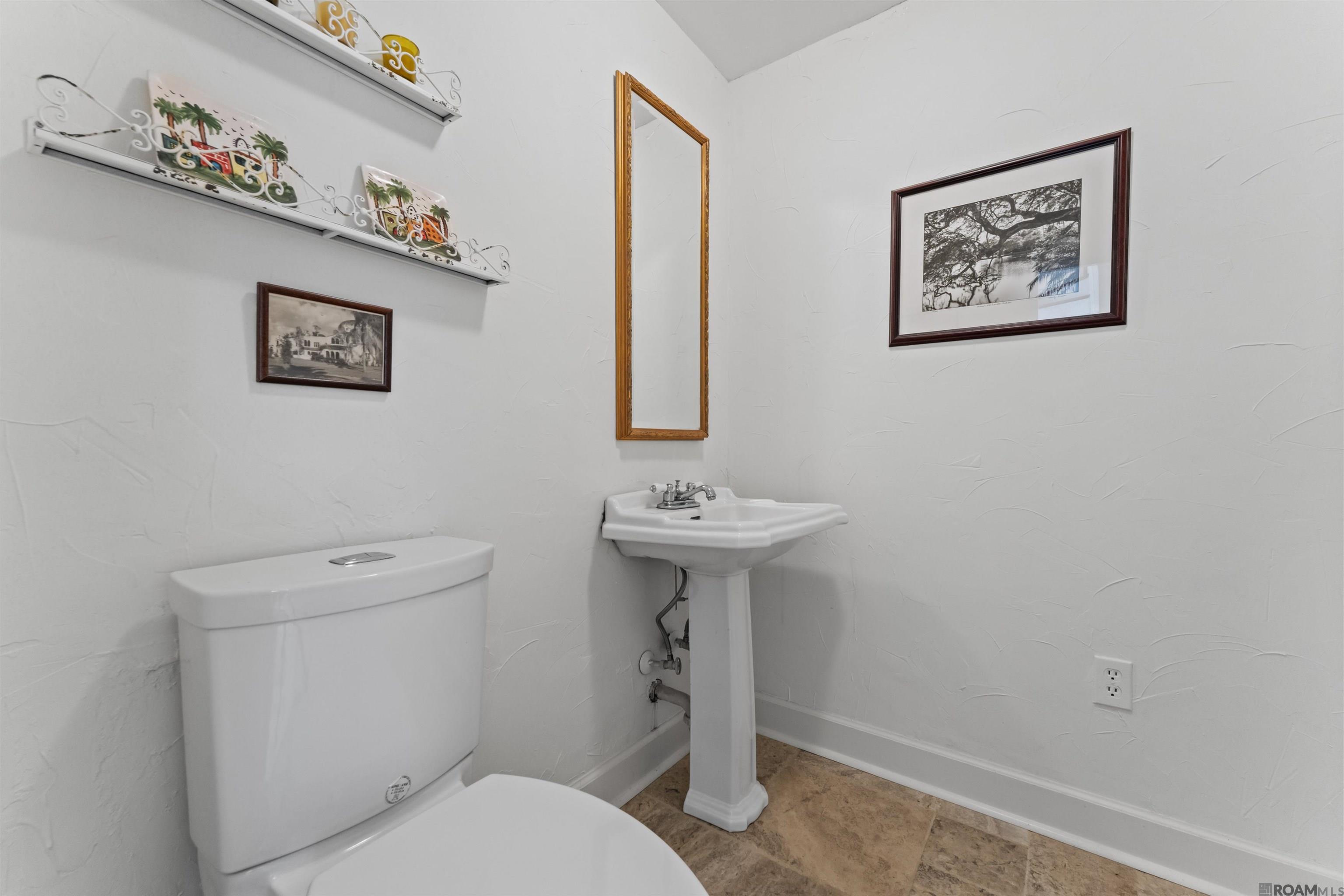 1925 Country Club Dr