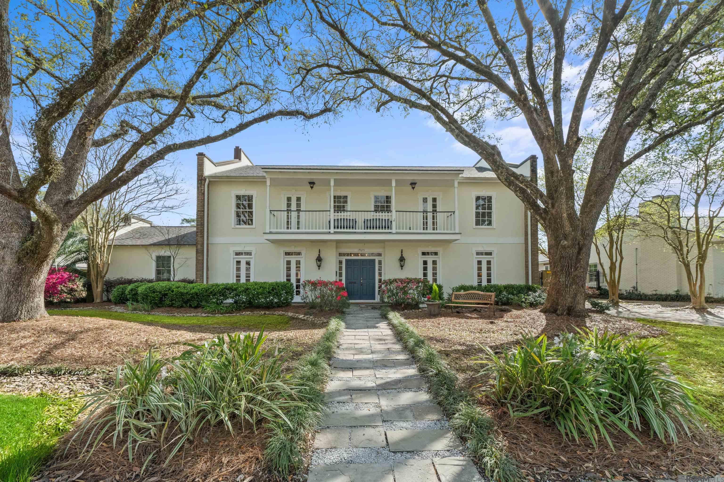 1925 Country Club Dr