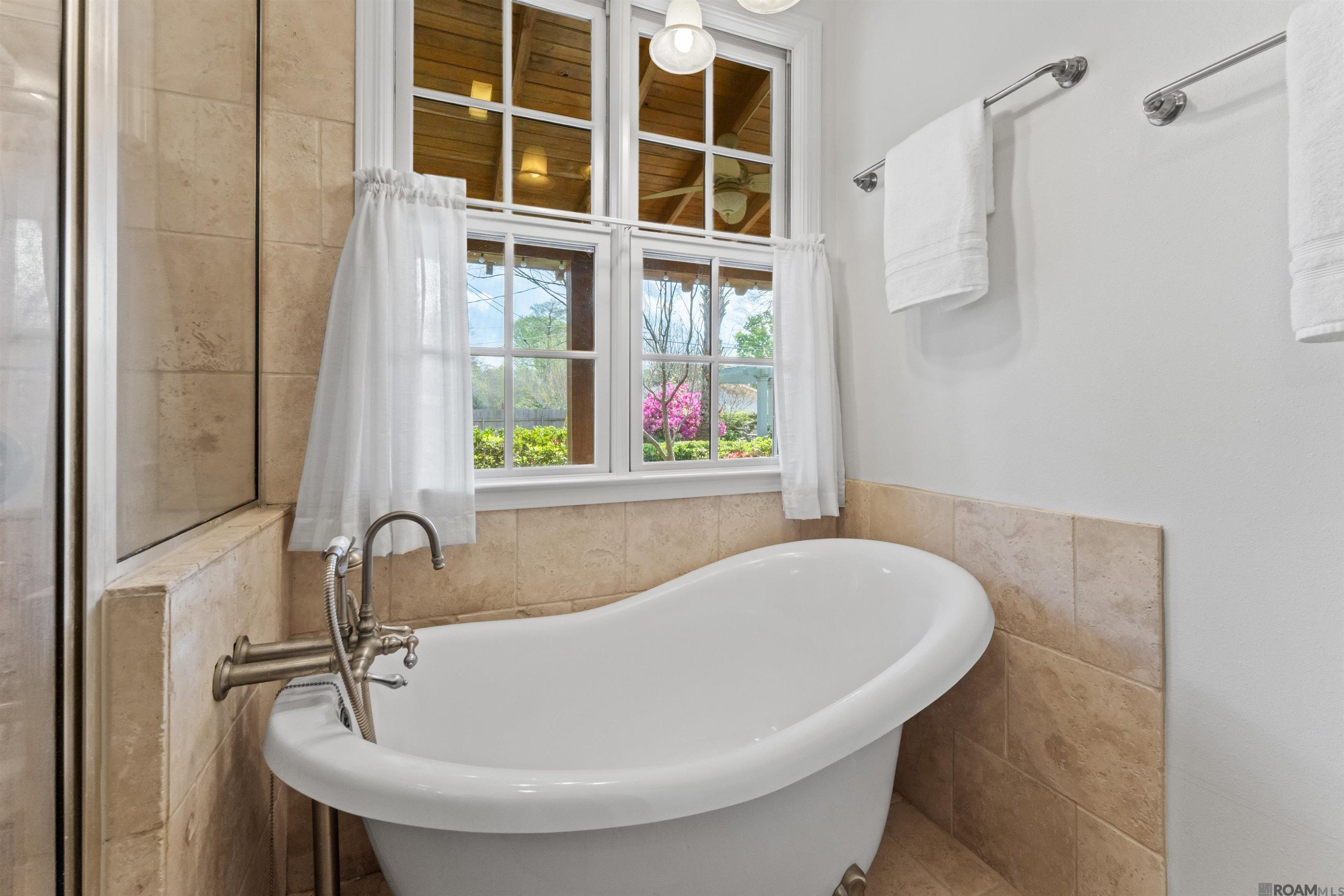 1925 Country Club Dr