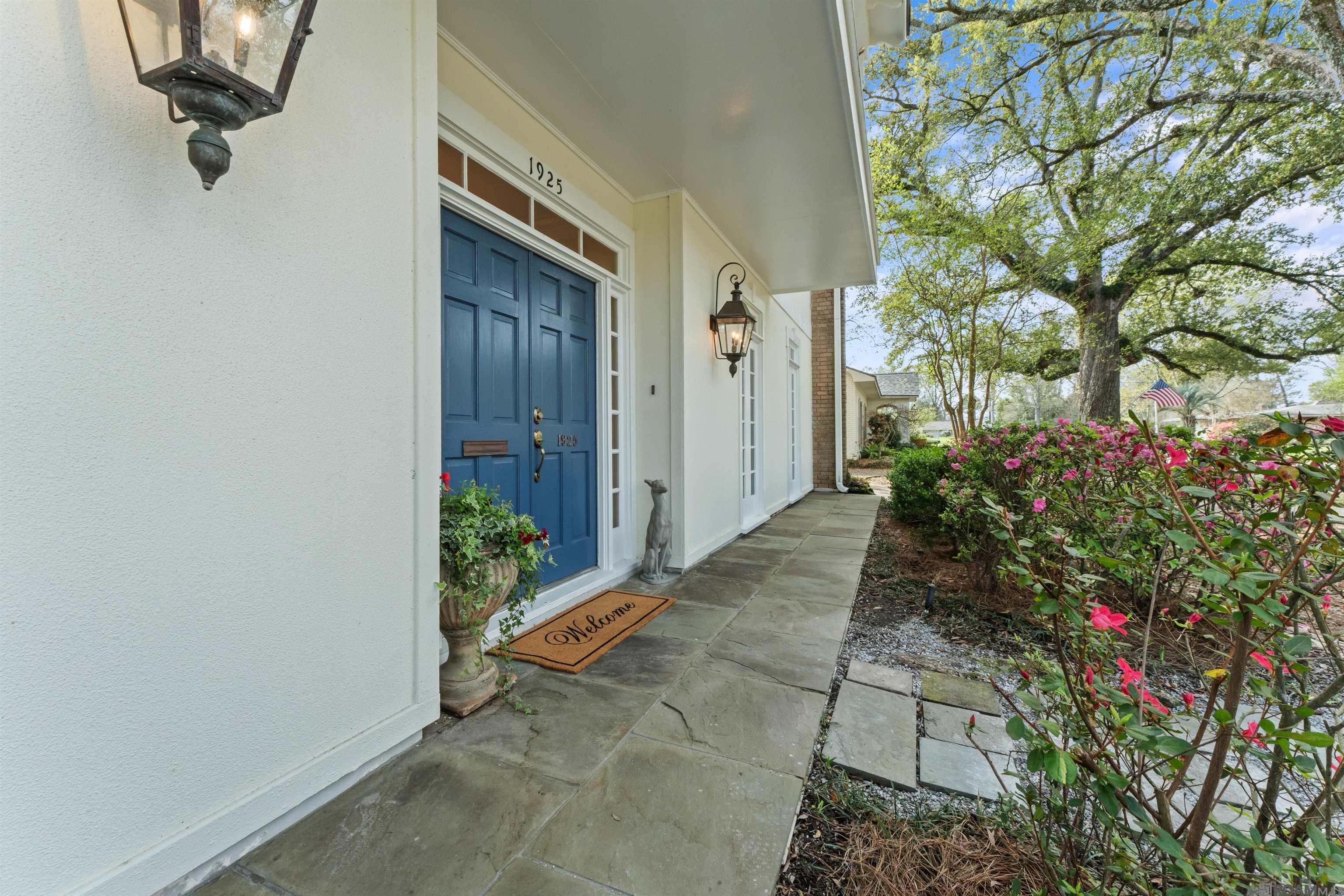 1925 Country Club Dr