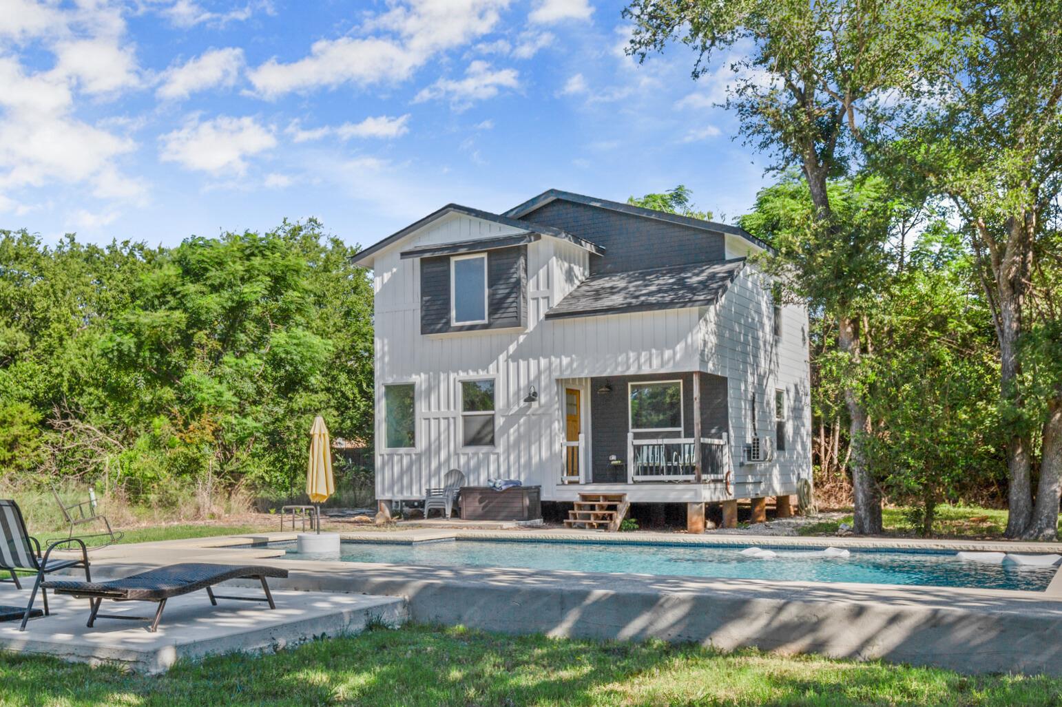 1315 W New Hope DR