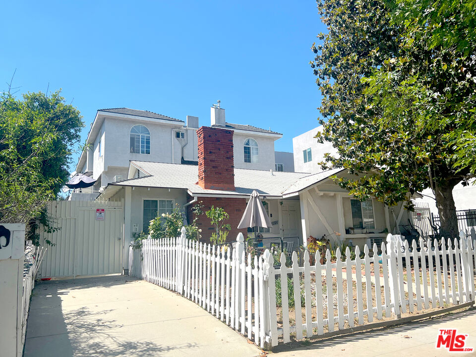 6501 Woodley Ave