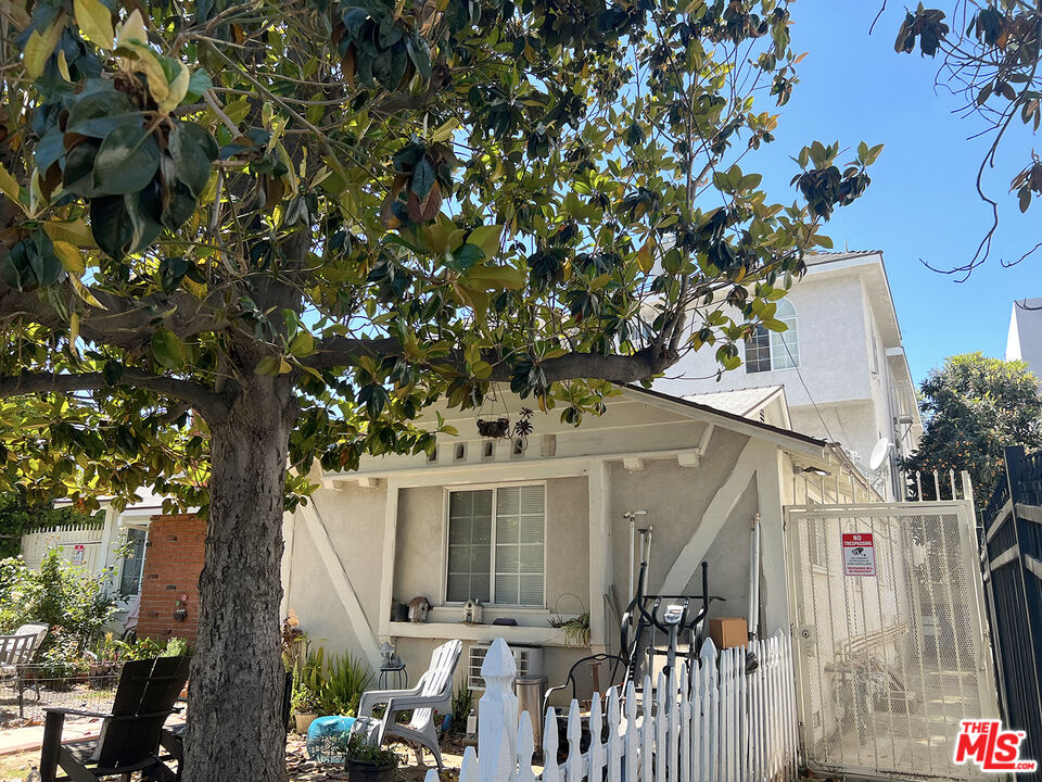 6501 Woodley Ave