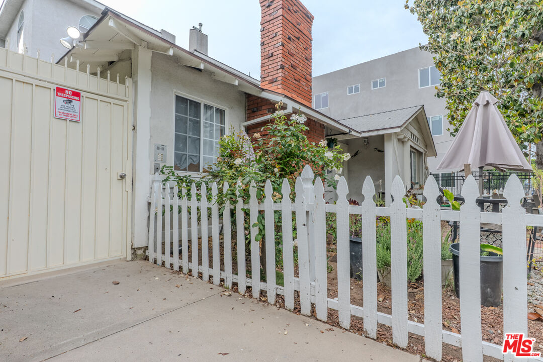 6501 Woodley Ave