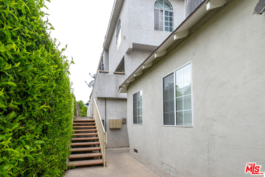 6501 Woodley Ave