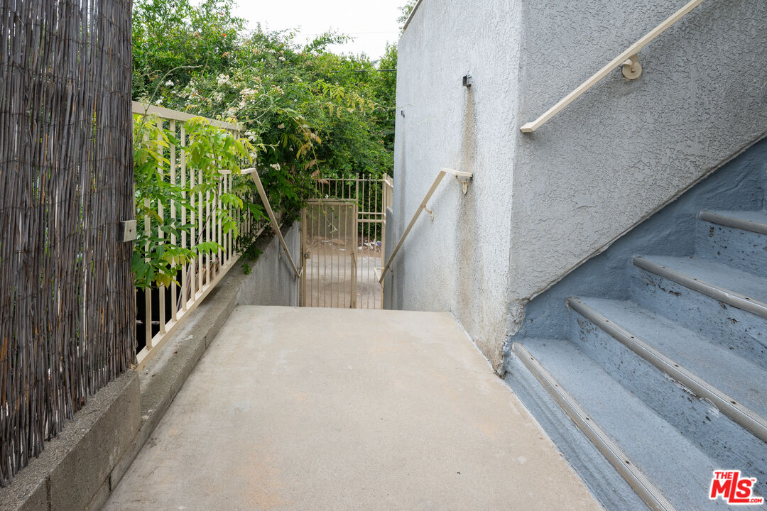 6501 Woodley Ave