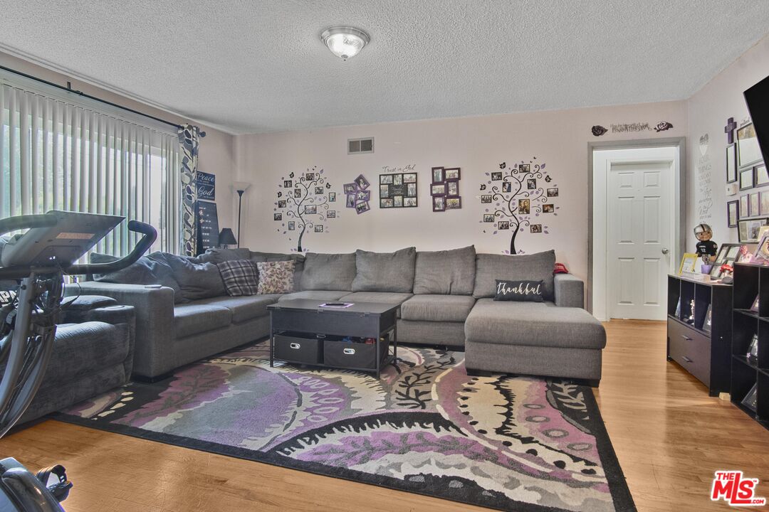 505 W 1st St