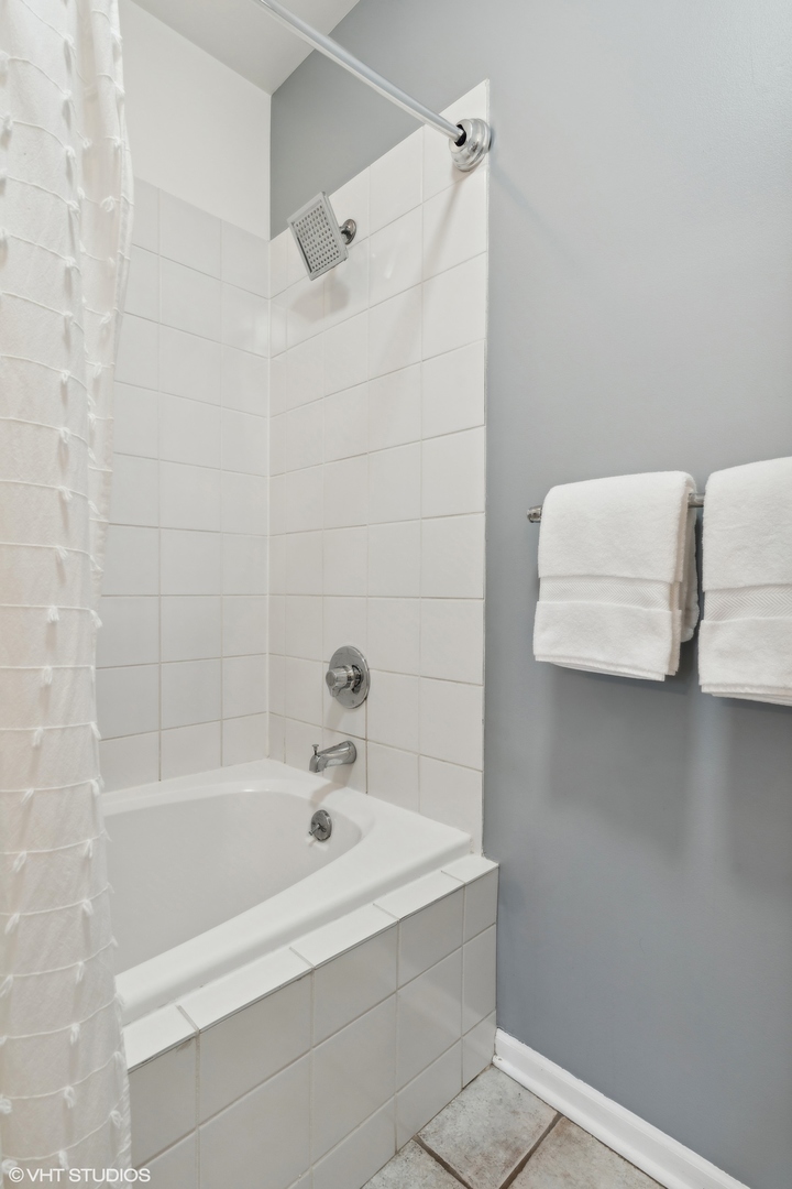 1555 W School Street Unit: 2D