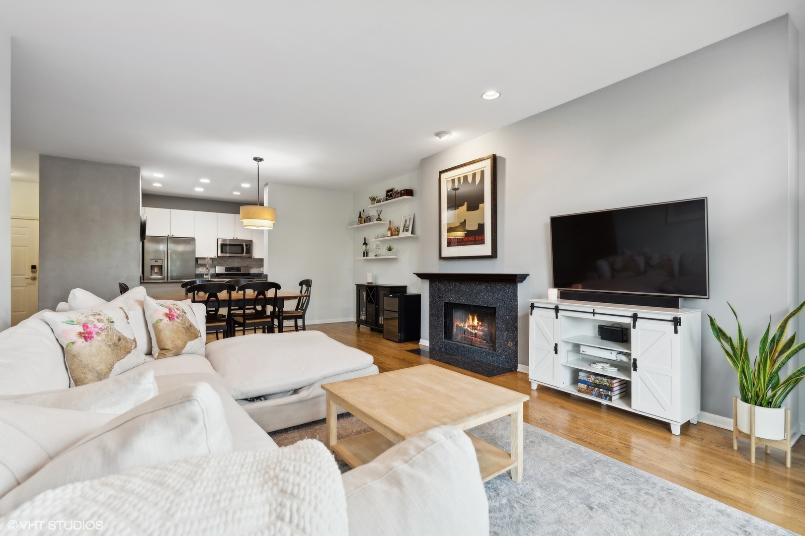 1555 W School Street Unit: 2D