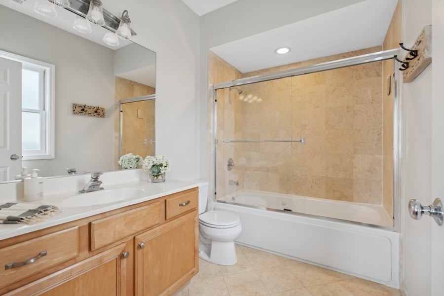 523 N CLAREMONT Avenue Unit: 3