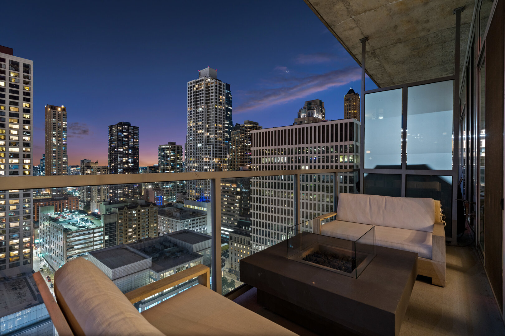 550 N Saint Clair Street Unit: 2502