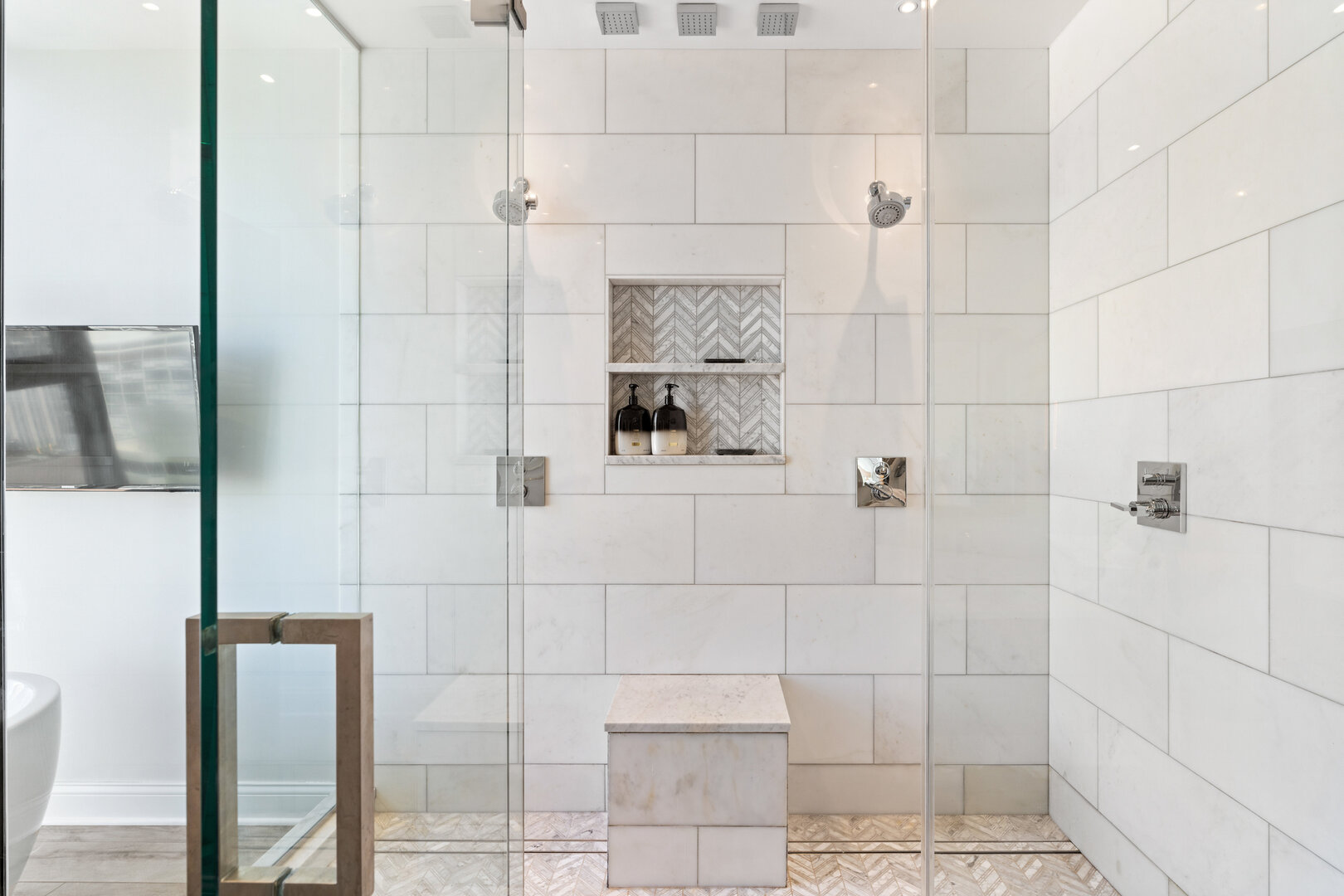 550 N Saint Clair Street Unit: 2502