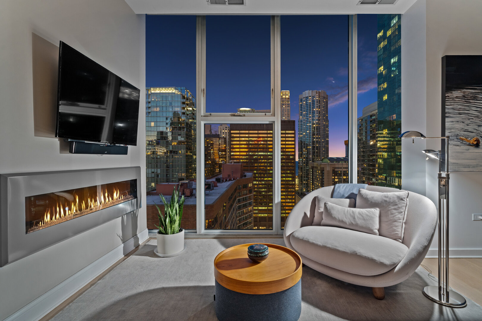 550 N Saint Clair Street Unit: 2502