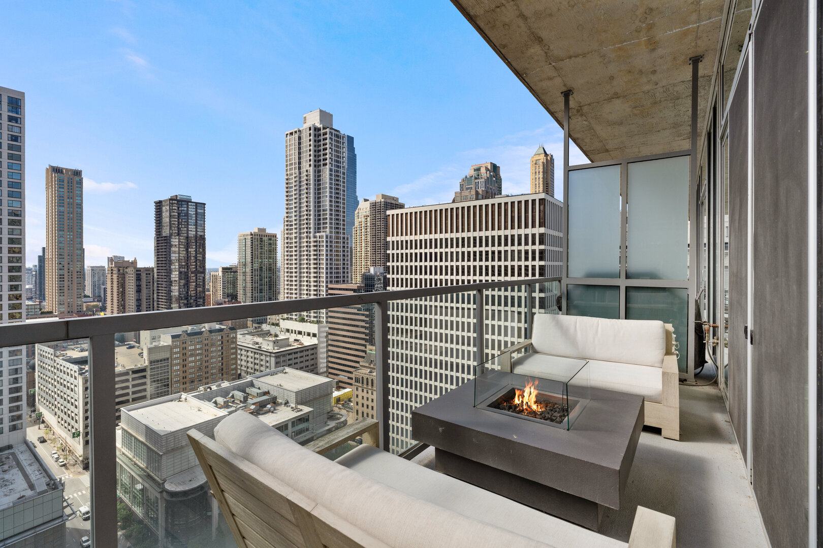 550 N Saint Clair Street Unit: 2502